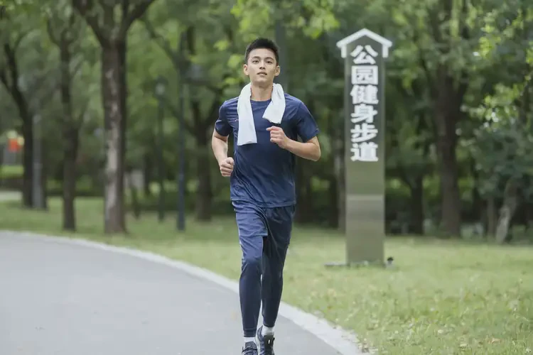 大學生小腿有濕疹能夠徹底治愈嗎(圖1)