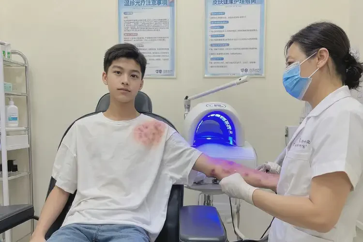 大學(xué)生手臂上偶爾起濕疹能夠徹底治愈嗎(圖1)