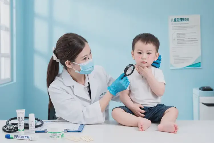 新生兒面部容易長(zhǎng)濕疹可以徹底自愈嗎(圖1)