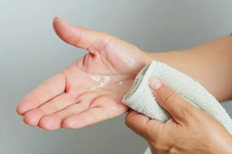 高龄老人手上偶尔长湿疹能彻底自愈吗(图2)