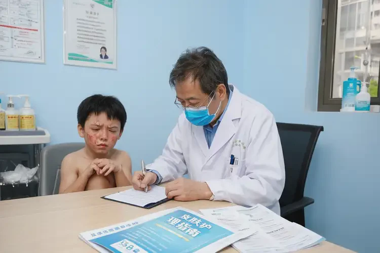 小兒面部出現(xiàn)濕疹可以徹底自愈嗎(圖2)