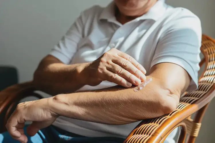 老人手臂偶爾起濕疹能夠徹底治愈嗎(圖4)