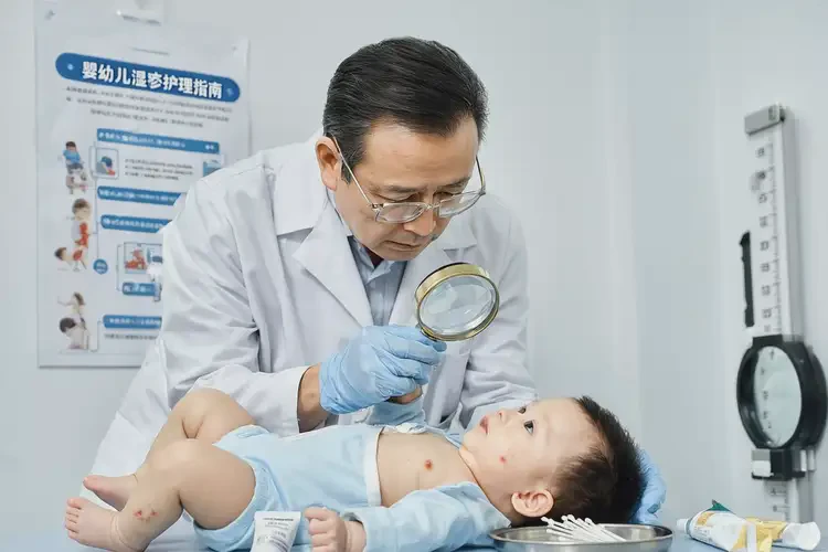 新生兒脖子上偶爾起濕疹能徹底自愈嗎(圖1)