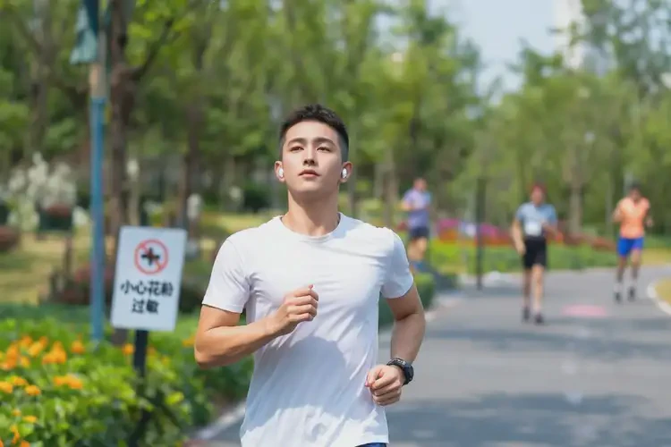 大学生四肢起湿疹不管它会自己痊愈吗(图1)