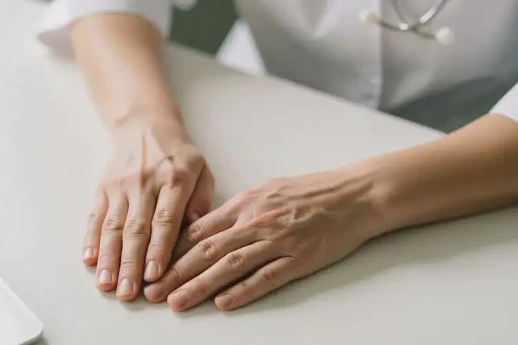 女人四肢偶爾起濕疹不管它會(huì)自己好嗎(圖2)