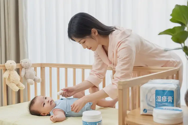 新生兒全身經(jīng)常長濕疹不管它會(huì)自己痊愈嗎(圖3)