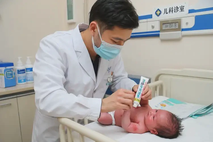 新生兒手上起濕疹不管它會(huì)自己痊愈嗎(圖2)