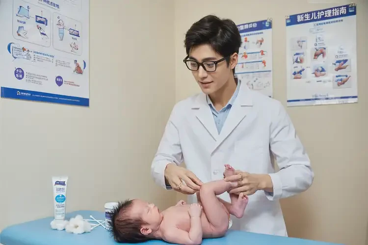 新生儿屁股容易起湿疹不管它会自己好吗(图1)