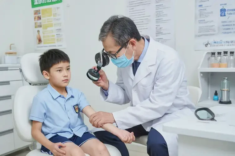 小學(xué)生手臂上起濕疹可不可以徹底自愈(圖1)