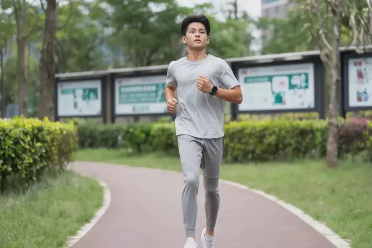 大學(xué)生手臂上經(jīng)常起濕疹能徹底自愈嗎(圖1)