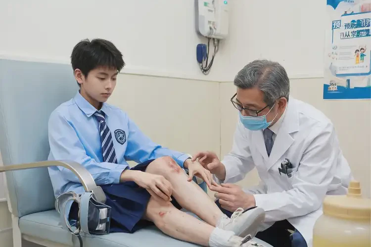 中學(xué)生小腿上出現(xiàn)濕疹能夠徹底治愈嗎(圖1)