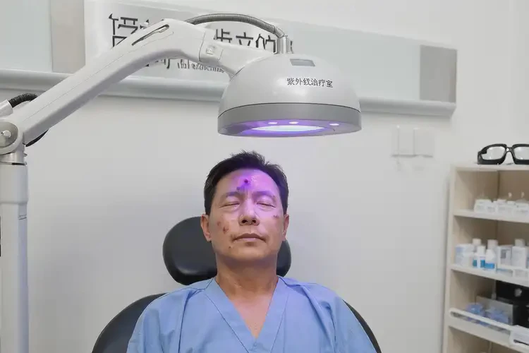 男人面部經(jīng)常起濕疹不管它會(huì)自己自愈嗎(圖1)