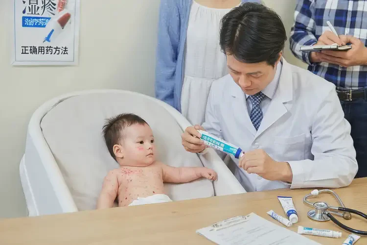 嬰幼兒脖子經(jīng)常長濕疹不管它會(huì)自己自愈嗎(圖1)