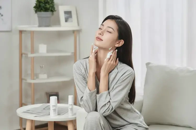 女性脖子有濕疹不管它會(huì)自己痊愈嗎(圖2)