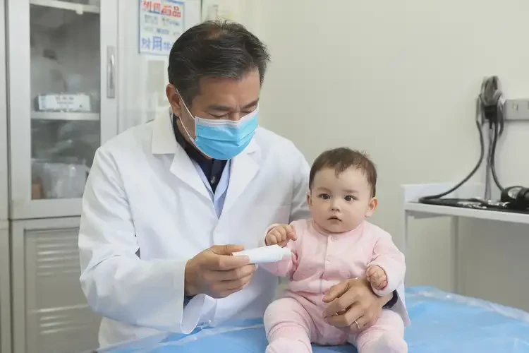 寶寶手上長濕疹能夠徹底治愈嗎(圖3)