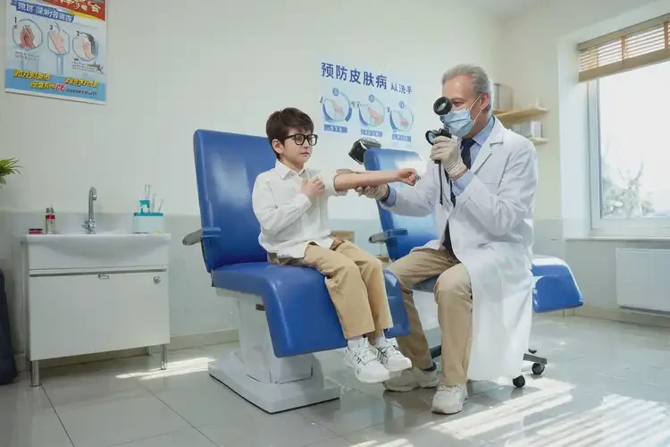 小學(xué)生小腿容易長濕疹能夠徹底治愈嗎(圖2)