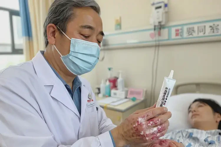 產(chǎn)婦手臂上出濕疹不管它會(huì)自己好嗎(圖3)