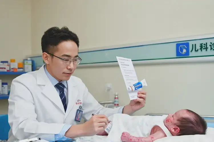 嬰兒手臂上容易起濕疹能靠自己自愈嗎(圖2)