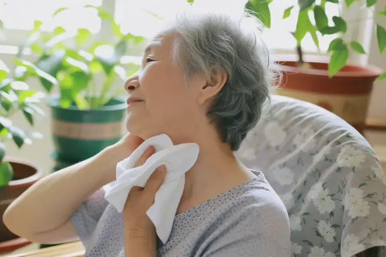 老年人脖子容易長(zhǎng)濕疹可不可以徹底自愈(圖3)