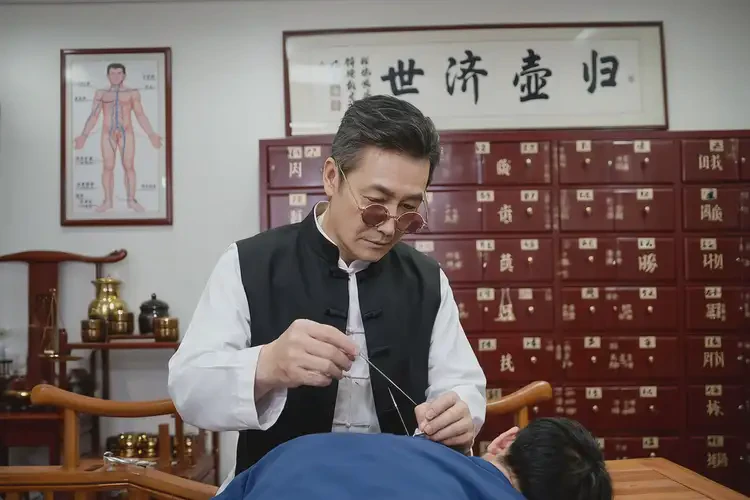 女生面部經(jīng)常起濕疹可不可以徹底自愈(圖1)