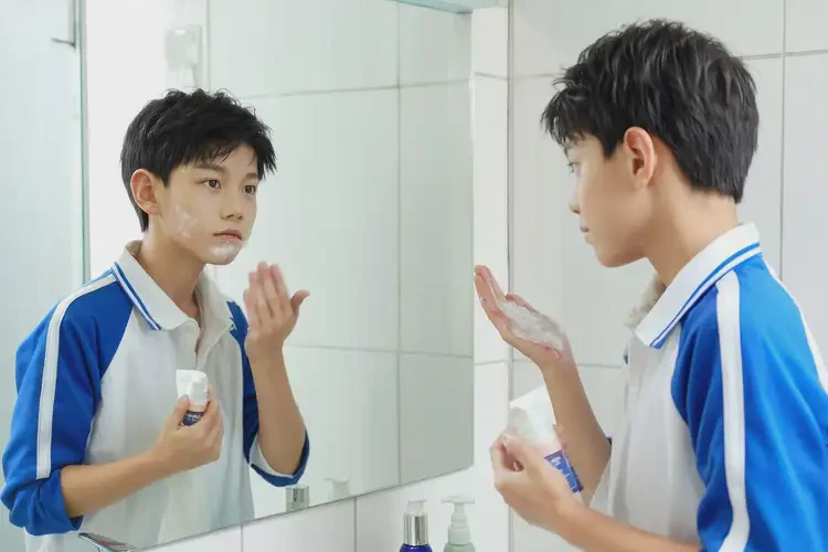 中學(xué)生面部出現(xiàn)濕疹不管它會自己痊愈嗎(圖2)