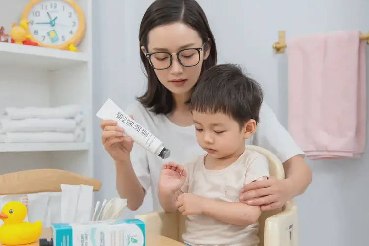 小兒身上出現(xiàn)濕疹可以徹底自愈嗎(圖2)