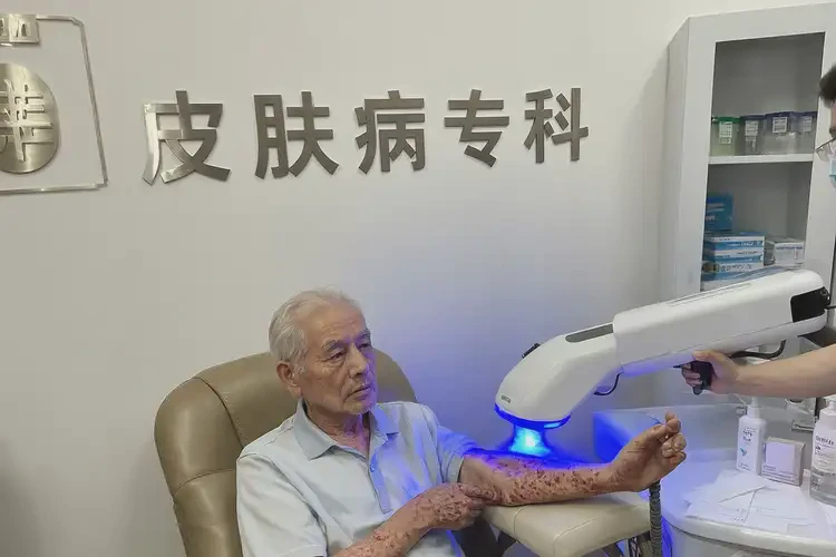 老人手臂有湿疹能靠自己自愈吗(图1)