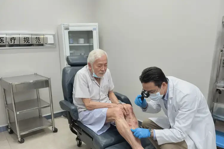 高齡老人小腿偶爾長(zhǎng)濕疹能徹底自愈嗎(圖2)