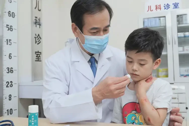 小孩脖子出現(xiàn)濕疹能夠徹底治愈嗎(圖3)