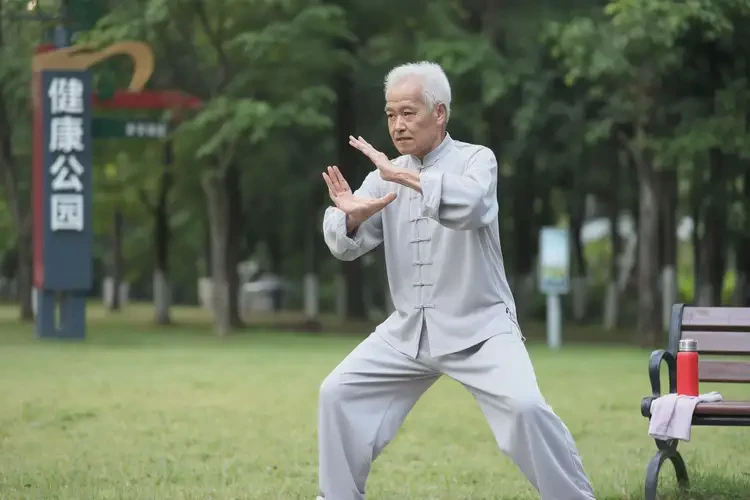 老年人脖子上起濕疹不管它會(huì)自己痊愈嗎(圖1)