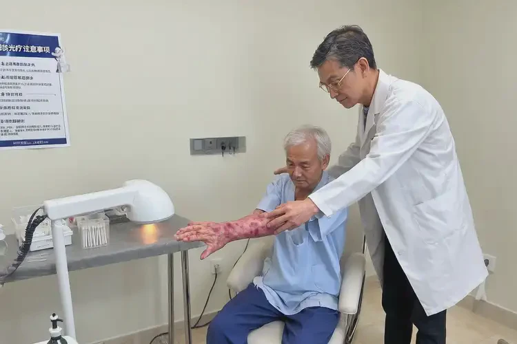 高齡老人手臂上出現(xiàn)濕疹不管它會(huì)自己好嗎(圖2)
