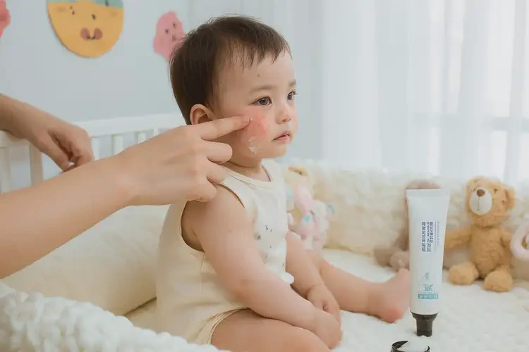 嬰幼兒臉上容易起濕疹不管它會自己痊愈嗎(圖3)