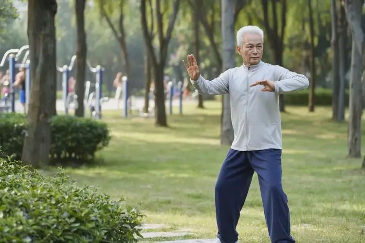 老年人身上容易起濕疹不管它會自己好嗎(圖1)