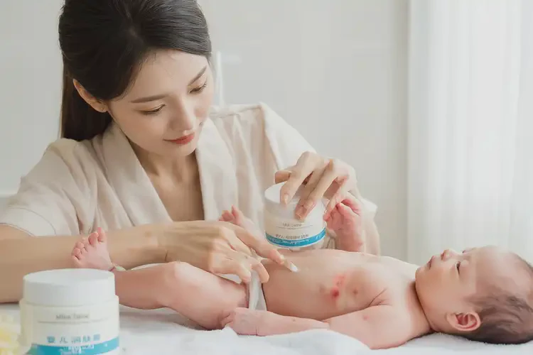 新生兒手臂上偶爾長(zhǎng)濕疹不管它會(huì)自己好嗎(圖3)