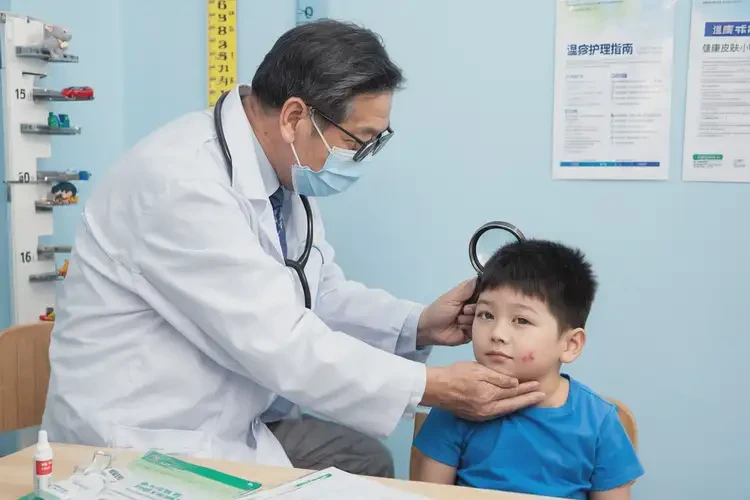 小孩脖子偶爾起濕疹能靠自己自愈嗎(圖2)