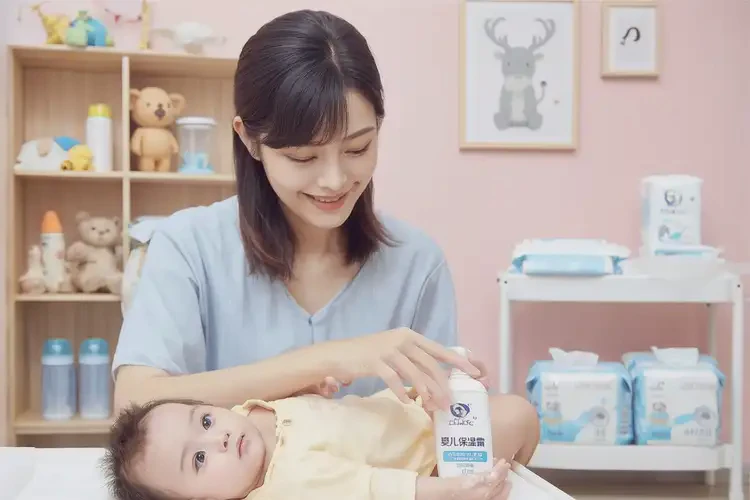 新生兒面部經(jīng)常起濕疹不管它會自己好嗎(圖3)