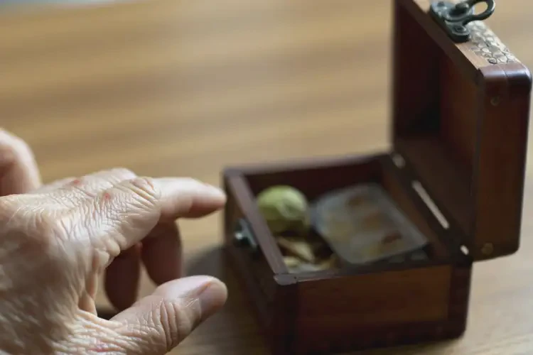 老年人腳上經(jīng)常起濕疹能徹底自愈嗎(圖3)