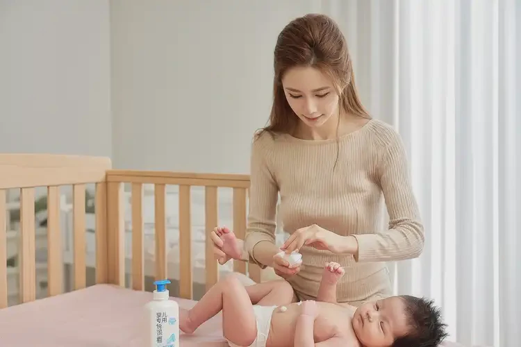 新生兒肚子上經(jīng)常起濕疹可以徹底自愈嗎(圖3)