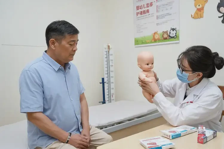 嬰幼兒肚子上出濕疹能夠徹底治愈嗎(圖1)