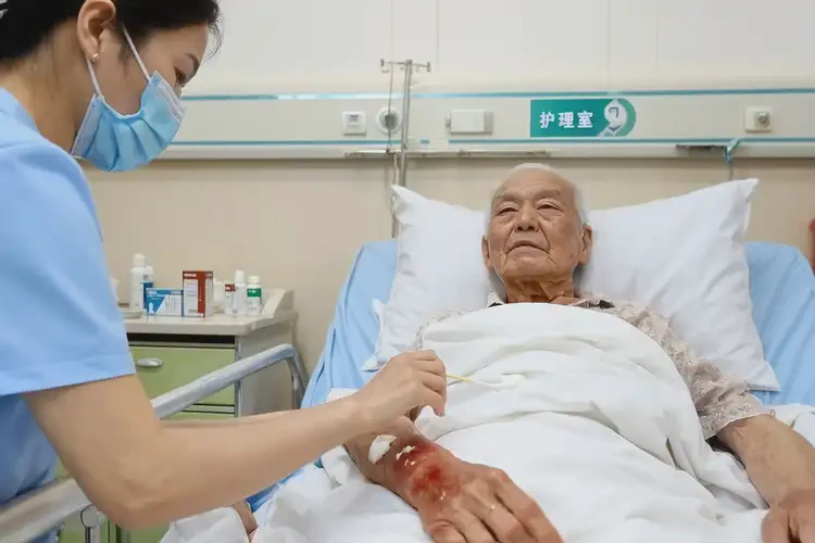 高齡老人屁股上容易長(zhǎng)濕疹可以徹底自愈嗎(圖2)