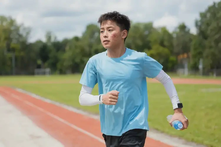 大學(xué)生四肢容易起濕疹能夠徹底治愈嗎(圖1)