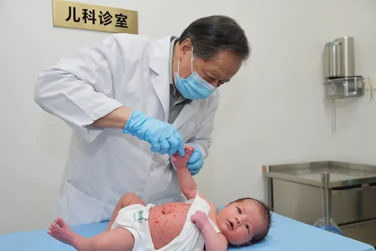 嬰兒肚子上有濕疹能靠自己自愈嗎(圖2)