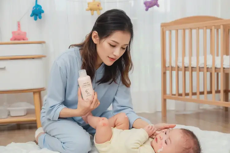 嬰兒臉上起濕疹不管它會(huì)自己好嗎(圖2)