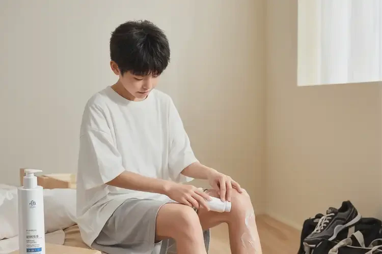 中學(xué)生大腿上容易起濕疹可不可以徹底自愈(圖1)