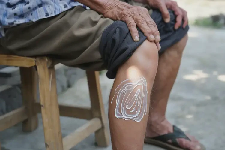 老人小腿上偶爾起濕疹不管它會自己痊愈嗎(圖2)