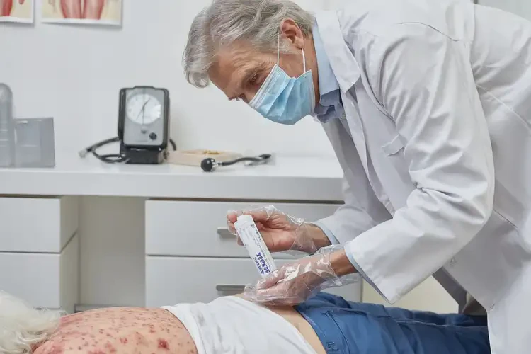 高齡老人屁股經(jīng)常起濕疹不管它會自己好嗎(圖3)