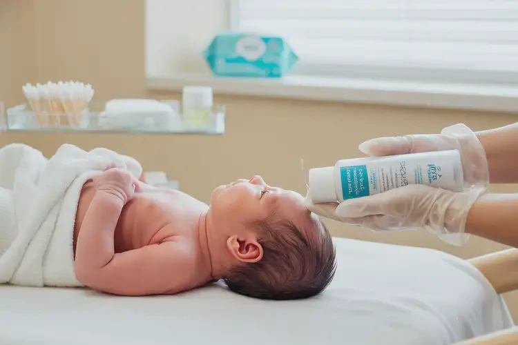 新生兒脖子上偶爾長濕疹可不可以徹底自愈(圖1)