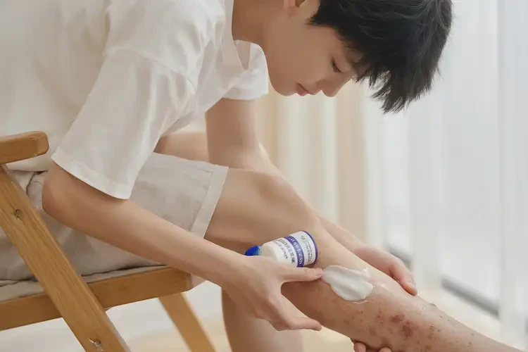 青少年小腿上經(jīng)常長(zhǎng)濕疹能夠徹底治愈嗎(圖2)