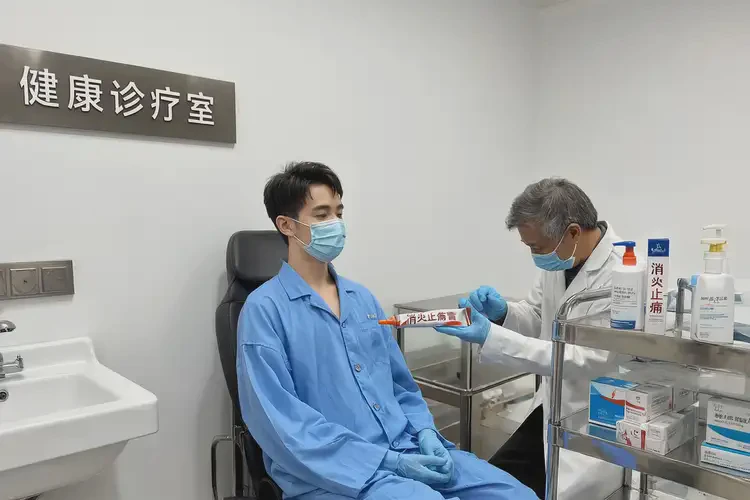 青年人屁股上長(zhǎng)濕疹不管它會(huì)自己痊愈嗎(圖3)