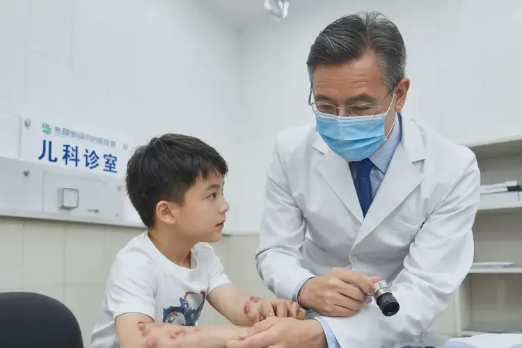 小孩手臂偶爾長(zhǎng)濕疹不管它會(huì)自己痊愈嗎(圖2)